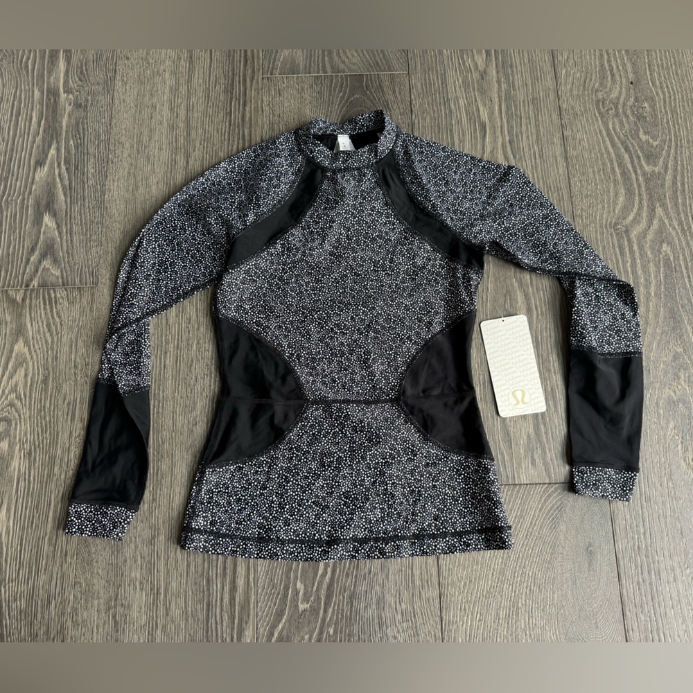 Lululemon Suns Out Rash Guard in Freckle Flower Black White / Black